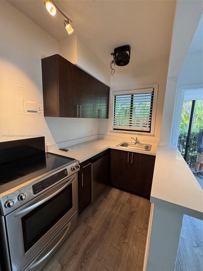 Building Photo - 570 NE 69th St