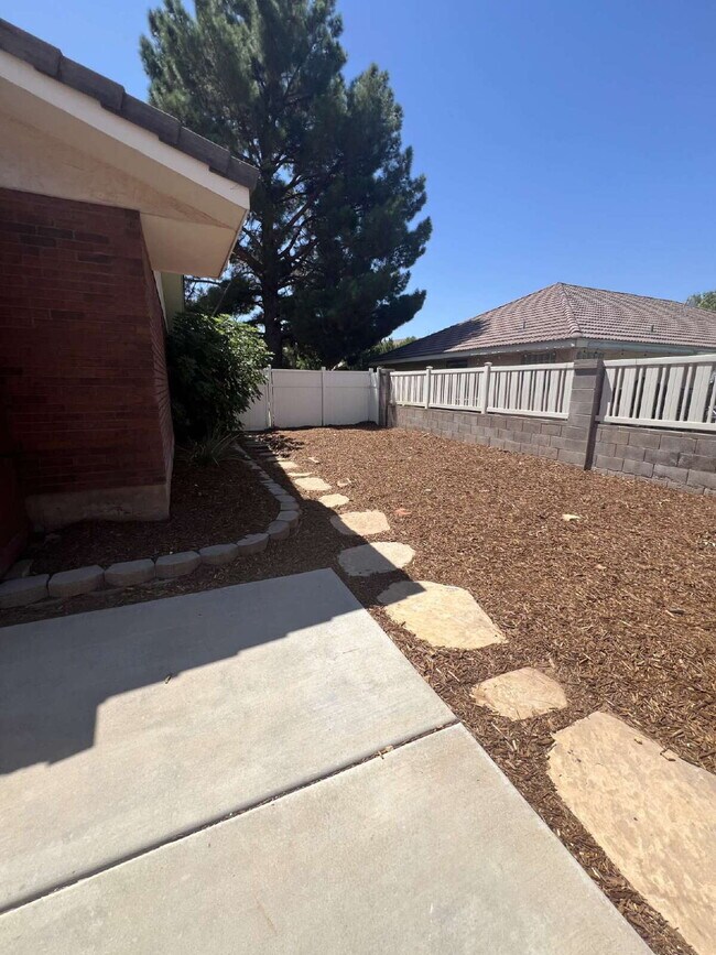 Building Photo - "Spacious 4-Bed Oasis with 3.5 Baths in Charming St. George!"