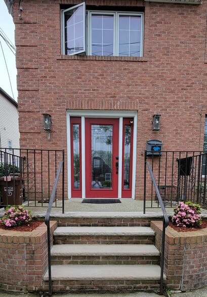 private left side entrance to stairs on second floor - 128 College Ave