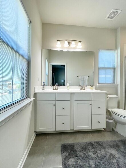 Building Photo - 1904 Glissade Ln