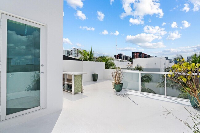 Building Photo - 775 NE 4th Ave