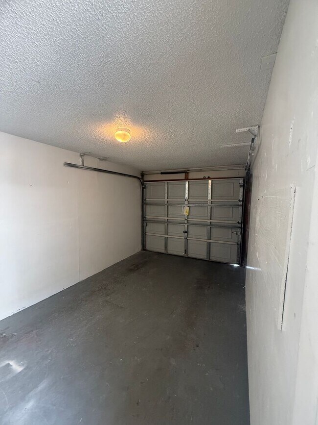 Building Photo - 1101 Spring Meadow Dr