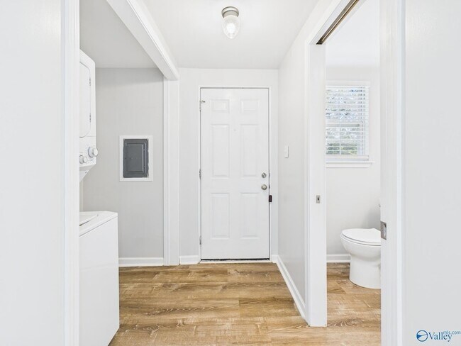 Building Photo - 2104 Levert St NE