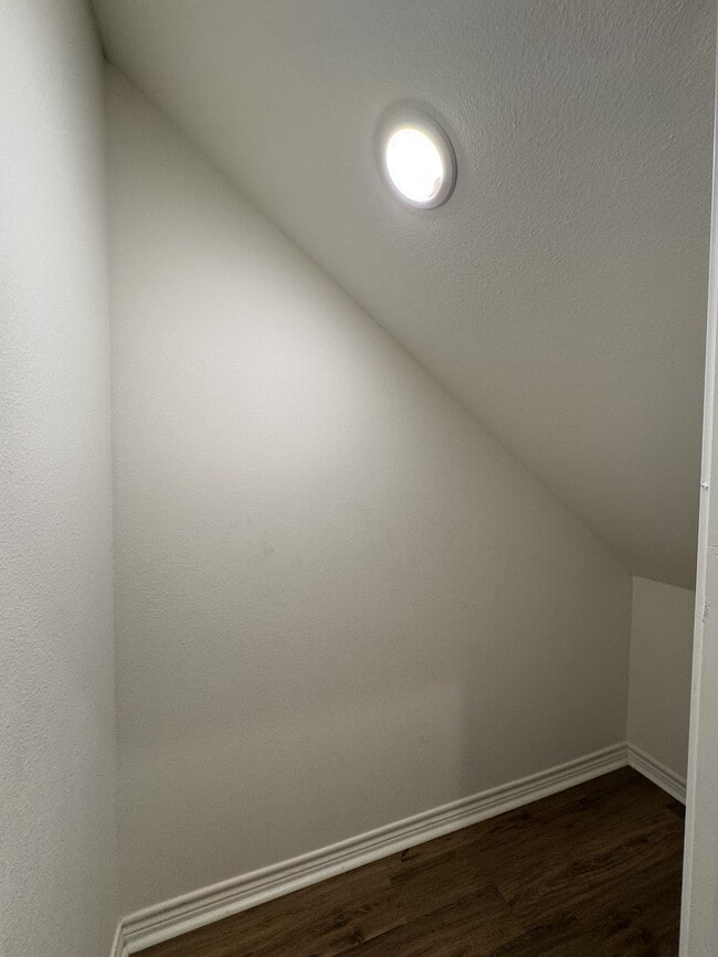 Building Photo - 5670 Shadowbend Cir N