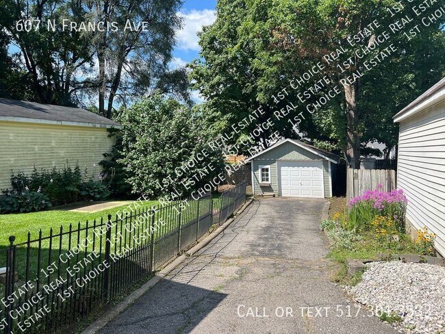 Building Photo - Charming 3-BDR 2-BTH House w/ Garage & Bas...