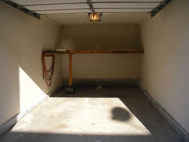 Building Photo - Ground Floor Condo - Available For Lease!