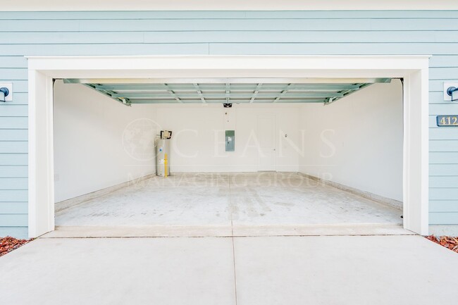 Building Photo - NEWER 4 Bedroom 3 Bath Home in Halifax Pla...