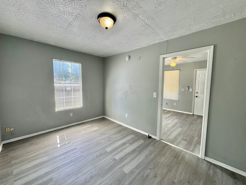 Building Photo - 1501 SW 30th St
