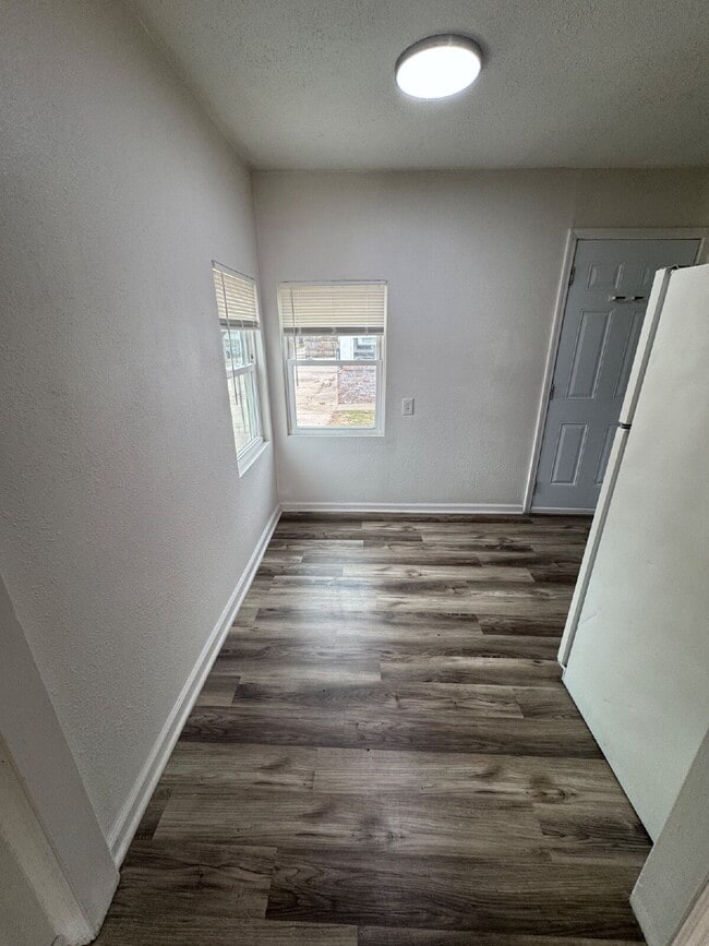 Building Photo - "Cozy 1-Bed Gem in Wichita – Perfect Balance of Comfort and Convenience!"