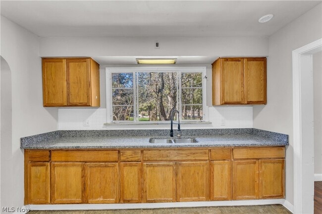 Building Photo - 2150 Glenridge Rd