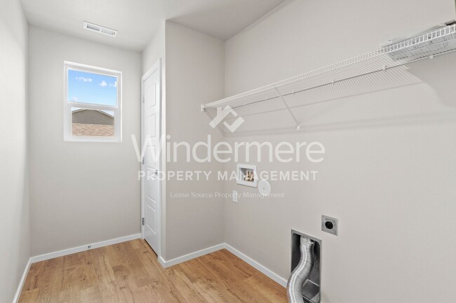 Building Photo - ** MOVE IN SPECIAL ** 1/2 OFF 1ST FULL MON...