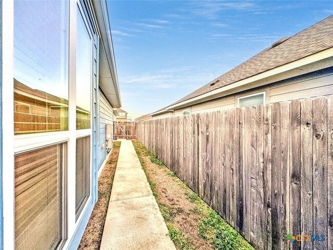 Building Photo - 152 Witchhazel Way