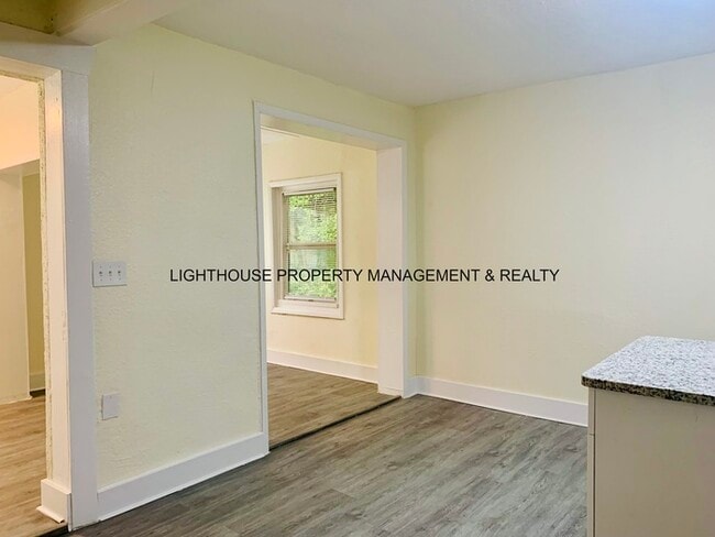 Building Photo - Fully Renovated & Cozy 3 Bed/2 Bath with F...