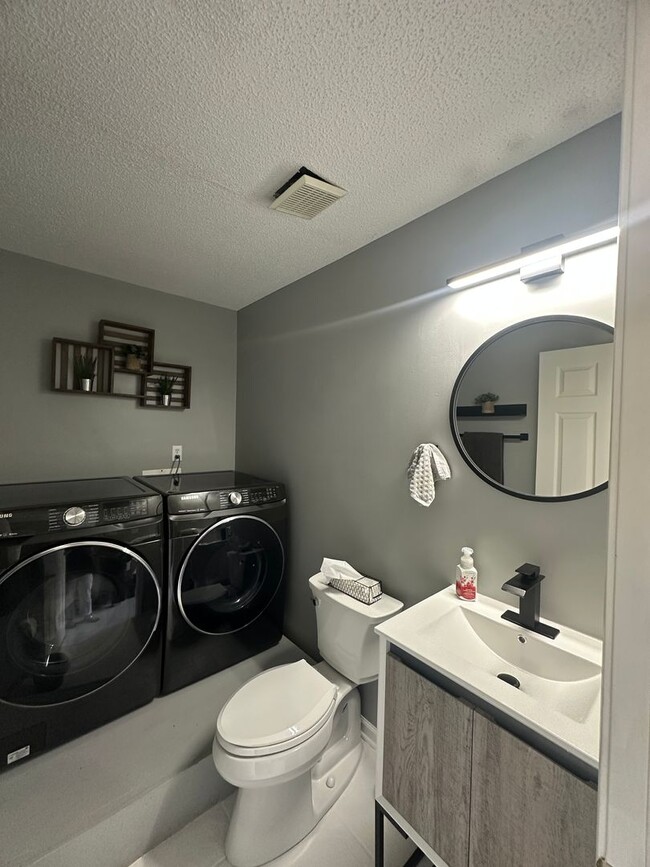 Building Photo - Foxhill Commons Subdivision!  Fully Furnis...
