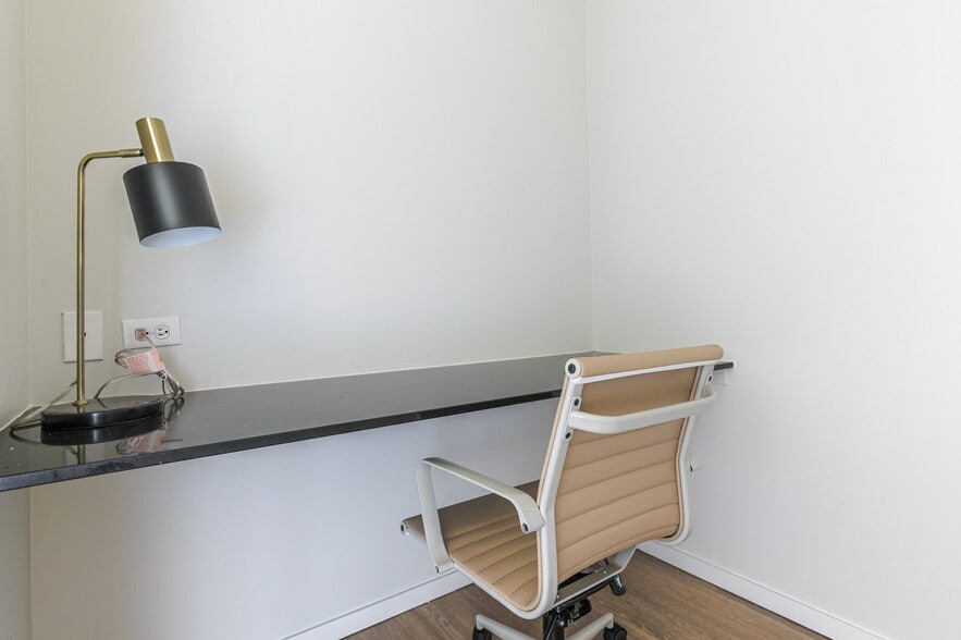 Building Photo - 211 W Scott St