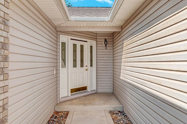 Building Photo - 3 bedroom home with fenced yard and garage in desirable neighborhood!