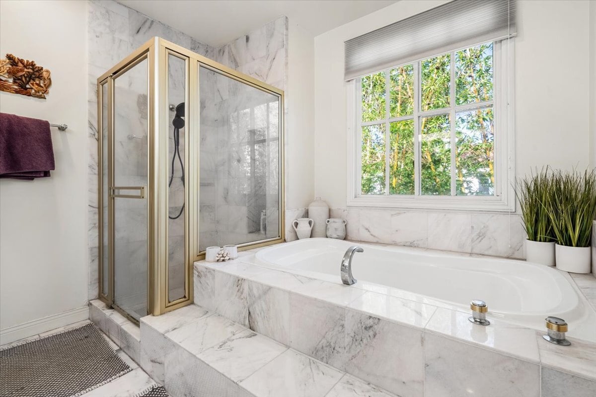 Master bathroom - 723 S Broadway