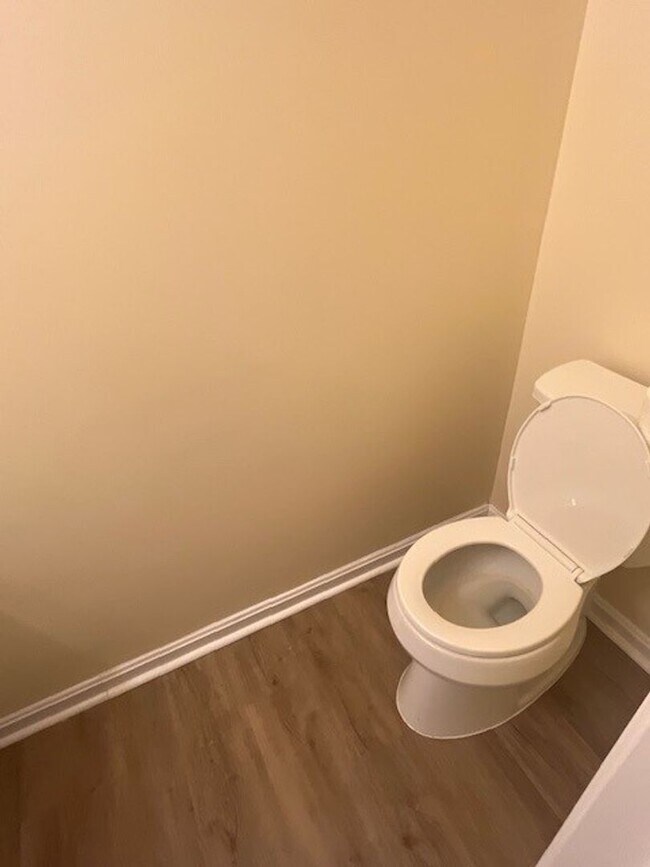 Building Photo - Gorgeous home with boat slip and water views