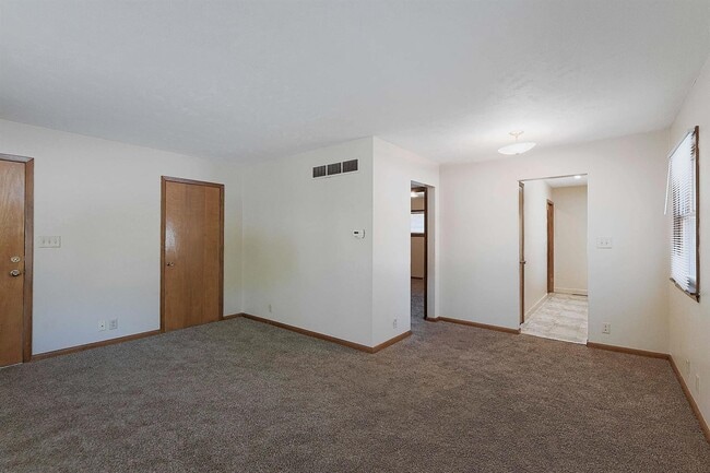 Building Photo - 375 S 44th St