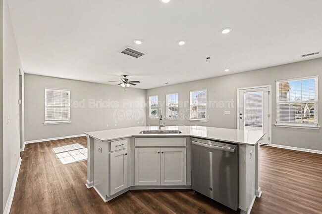 Building Photo - 435 Kennerly Center Dr