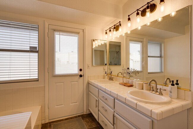 Building Photo - Fully Furnished Single-Story Gem – Spaciou...