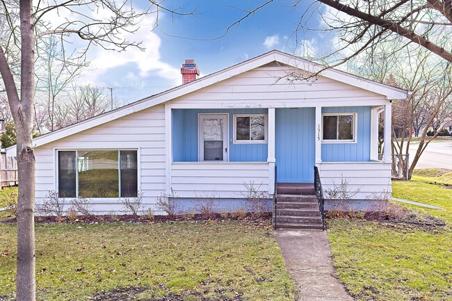 Primary Photo - 1515 N Pleasant Dr