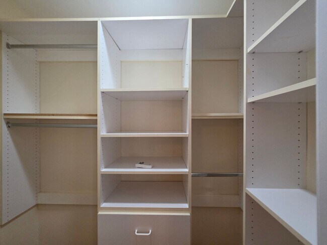 Building Photo - Spacious Home in the Heart of Green Valley