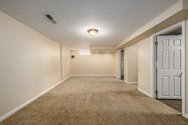 Building Photo - Lovely 5 Bed  / 2 bath in Boston Heights