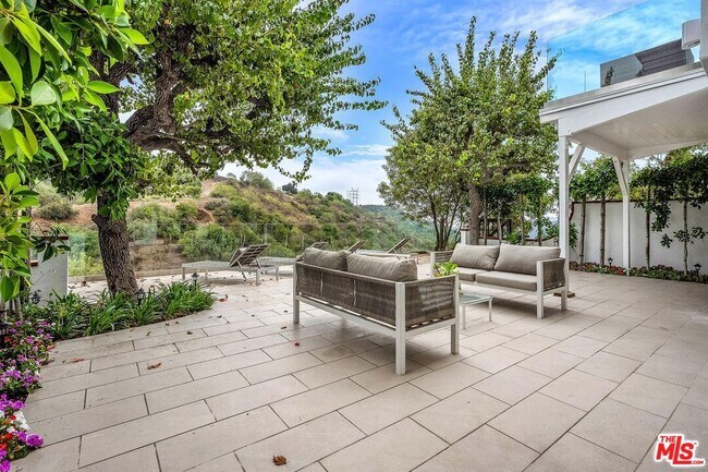 Building Photo - 2205 Canyonback Rd