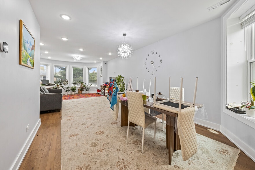 Building Photo - 2550 W Balmoral Ave