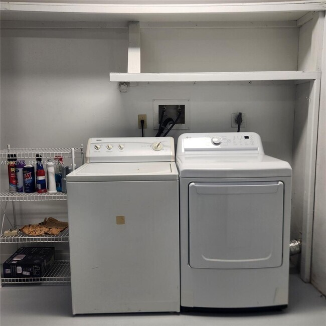 Building Photo - 11950 SW 49th Ct