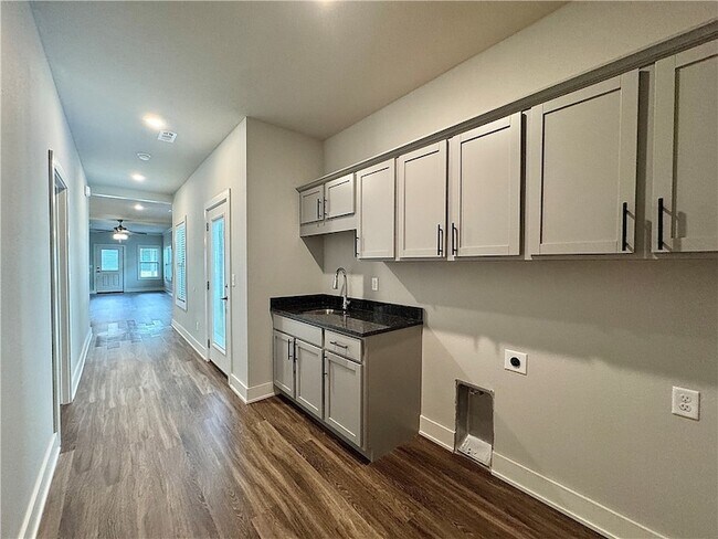 Building Photo - 708 NE Hts Ln