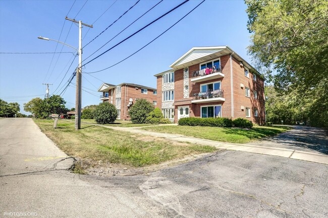 Building Photo - 16035 Laramie Ave