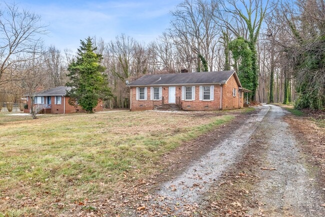 Building Photo - Large Brick Ranch, New Wood Like Flooring Throughout, Just Painted, LR, Den, Sun Room, Carport!
