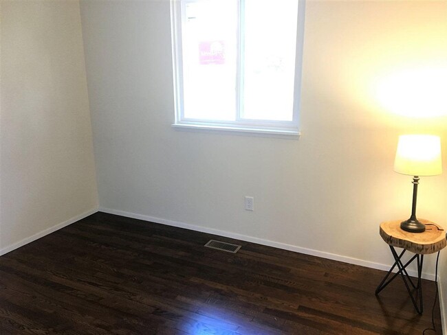 Building Photo - Beautifully Renovated - 3 Bedroom Home