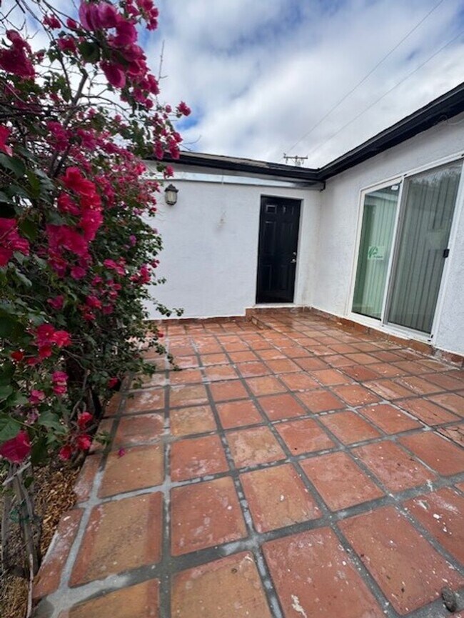 Building Photo - DHS6348