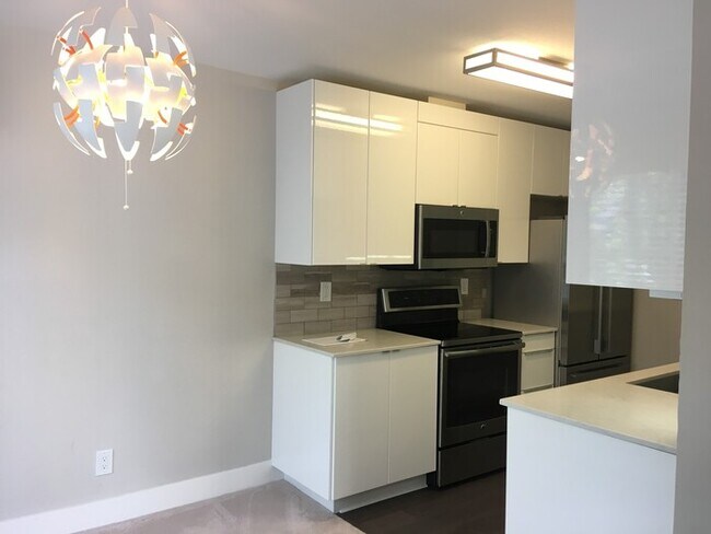 Building Photo - Charming One Bedroom in Cove at Marina Bay
