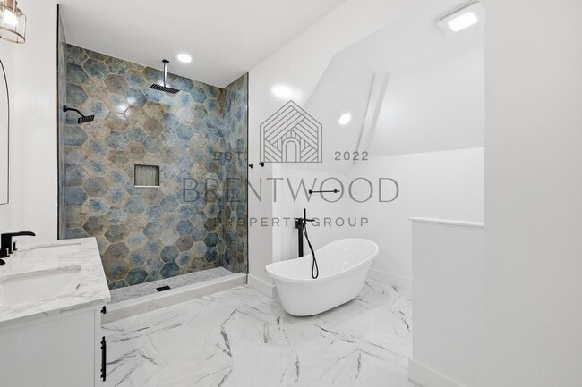 Building Photo - Fully Renovated 4bed, 3bath Home with Fenced In Yard