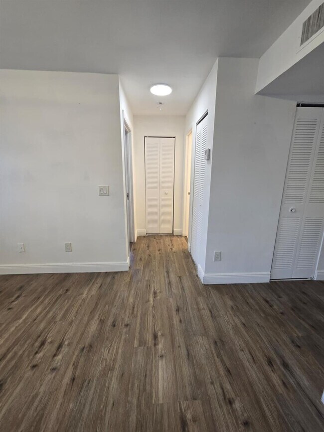 Building Photo - 1241 SW 46th Ave