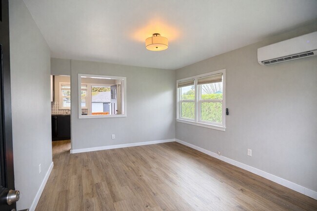 Building Photo - r3008unanderavev