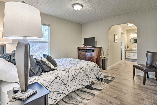 Building Photo - 1217 Falcon Ave