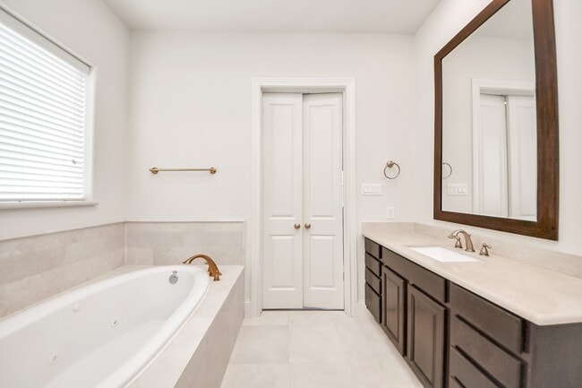 Building Photo - 8926 Lakeshore Bend Dr