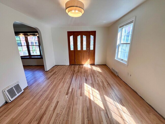Building Photo - Pittsburgh - 2 Bedroom 1.5 Bathroom - Home...