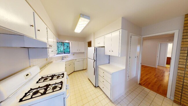 Building Photo - Lake Oswego/ Palisades - Hardwoods, Finished Daylight Basement with Bonus Rooms, Pet Friendly