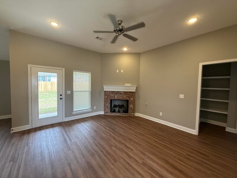 Building Photo - 116 Madisonville Dr