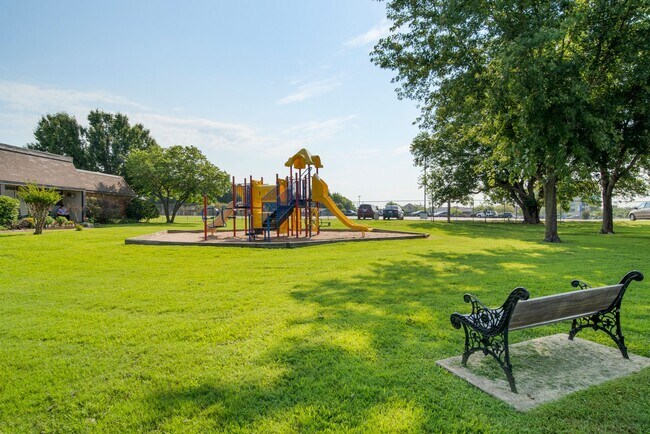 Building Photo - New Flooring and Upgrades!  2 Bedroom 1 Bath Available Now!