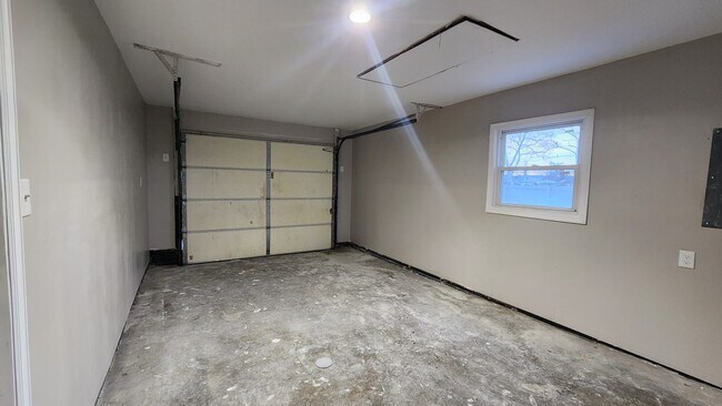 Building Photo - 2 Hazelwood Cir