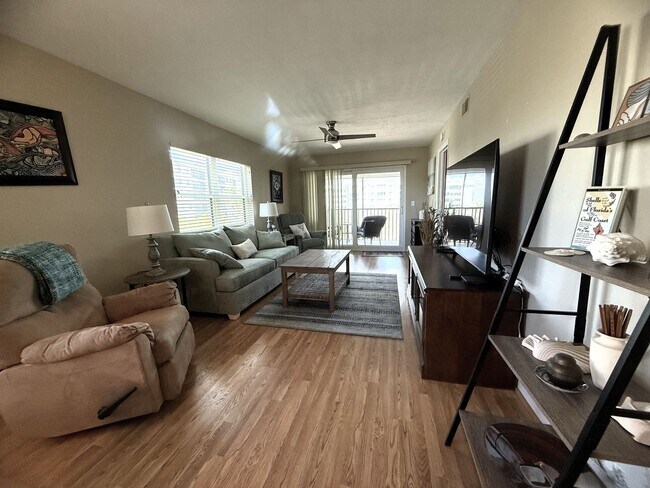 Building Photo - SEASONAL BEACH ACCESS 2/2 CONDO ON FT. MYE...