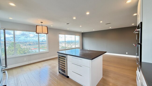 Building Photo - Modern Elegance with Breathtaking Views in...