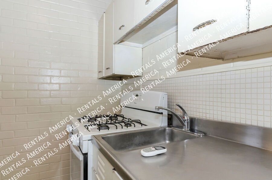 Building Photo - 947 N Alvernon Way